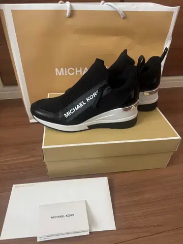 [ 미사용 새상품 ] MICHAEL KORS 블랙 스니커즈 US 6.5M