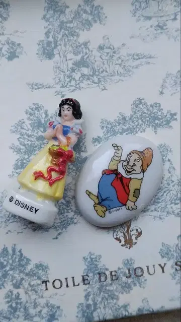 디즈니 꽃 바스켓을 든 백설공주 난쟁이 쾌활 해피 페브 가렛 레로아