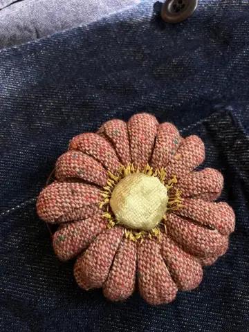 빨간색 트위드 마가렛 코사지