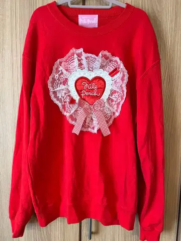 나일 퍼치 하트 장식 레드 맨투맨