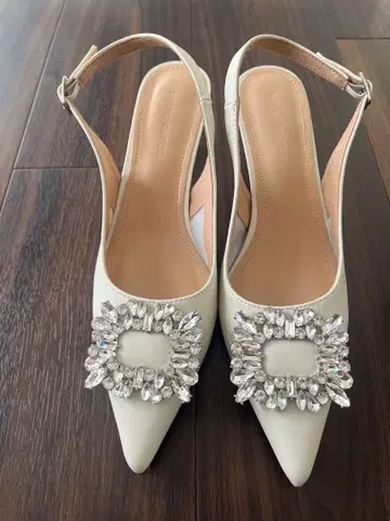 천연 가죽 비쥬 장식 화이트 슬링백 펌프스