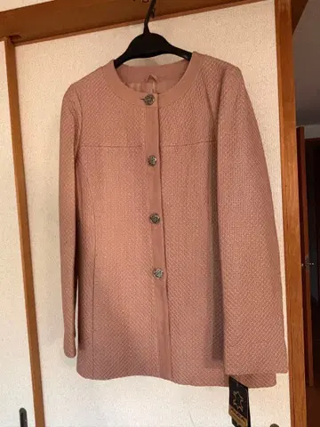 핑크 버튼 달린 양가죽 자켓