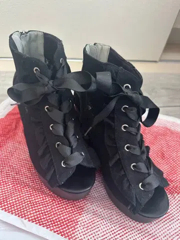 axes femme 블랙 프릴 부츠