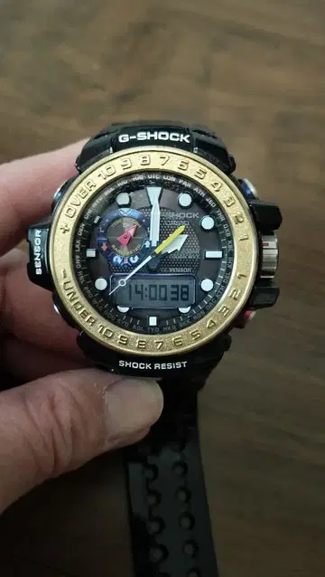 G-SHOCK 블랙/골드 디지털 시계