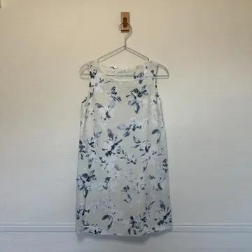 MERCURYDUO (머큐리 듀오) 페인트 플라워 슬리브리스 원피스