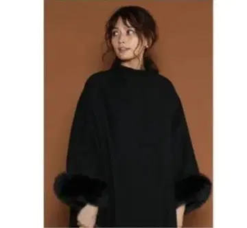 Grand Table 퍼 케이프 코트 블랙