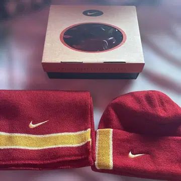 Nike 빨간색 니트 모자 스카프 세트