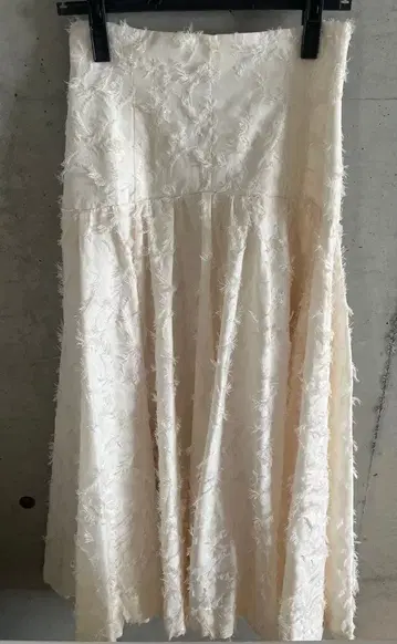 아르페쥬 스토리 택 포함 새상품 샤기 플레어 화이트 스커트