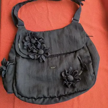 포테치노, 꽃 모티브 포함 블랙 숄더백
