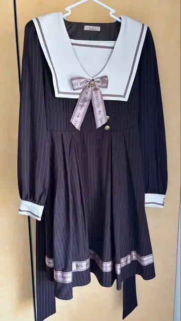 Amavel Message Ribbon 스퀘어 세일러 원피스 브라운