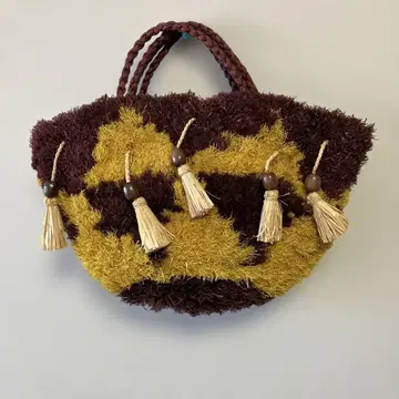 태슬 달린 바스켓백 브라운과 옐로우 컬러
