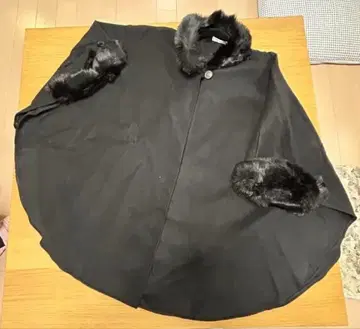 Cozy plus 블랙 케이프 코트 퍼 포함