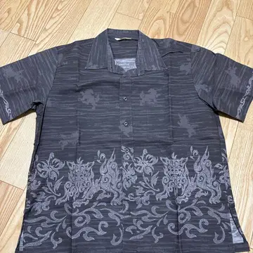 카리유시 시사 패턴 그레이 반팔 셔츠