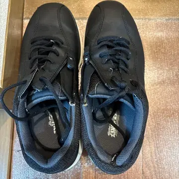 지퍼 달린 블랙 스니커즈 요넥스