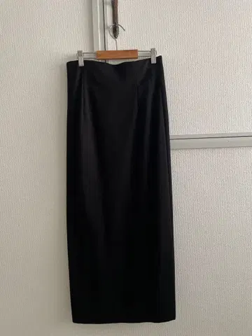 블랙 타이트 스커트 슬릿 포함