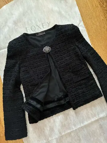 폭시 부티크 브로치 부착 자켓