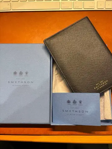 SMYTHSON 네이비 컬러 여권 케이스