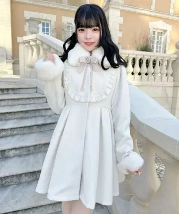 ROJITA 브로치 부착 도리 코트