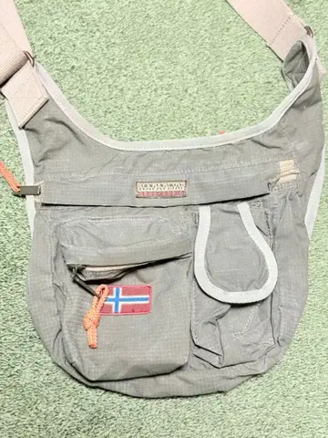 NAPAPIJRI 그레이 숄더백