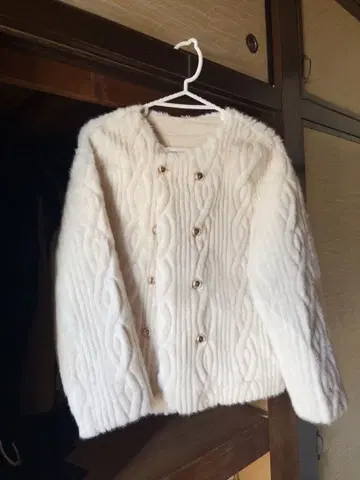 화이트 케이블 니트 긴팔