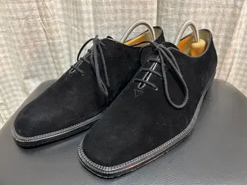 블랙 스웨이드 드레스 슈즈 홀컷