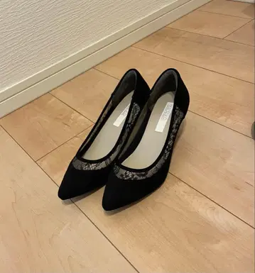 블랙 펌프스, 스웨이드, 레이스 비침