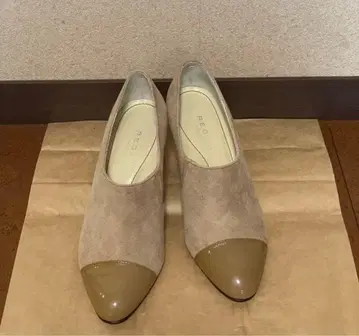 베이지 스웨이드 토캡 펌프스