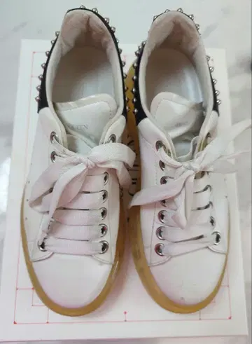 Alexander McQueen 스터드 스니커즈