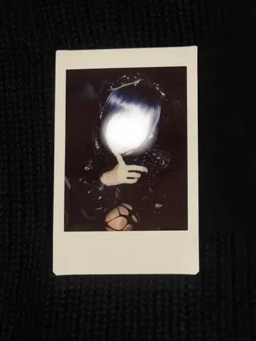 러브시크 하야테 폴라로이드 BADQN 쭈그려 앉은 모습