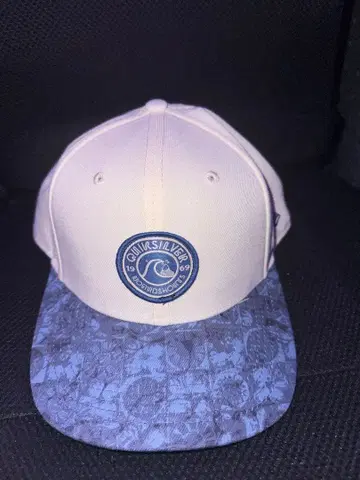 Quiksilver 플랫 바이저 캡 화이트/네이비