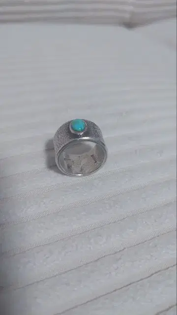 대릴 비게이 터콰이즈 반지 투파스 캐스트