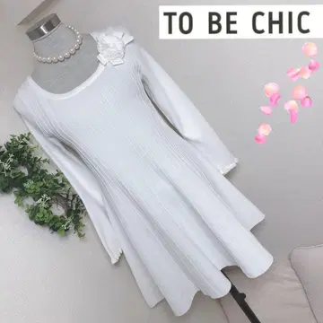 투 비 시크(TOBECHIC)의 화이트 코사지 부착 원피스