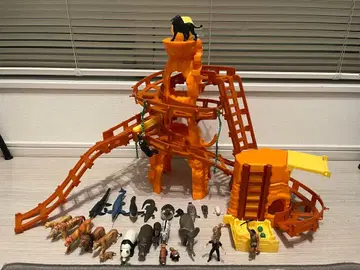 아니아 마운틴 아일랜드 & 피규어