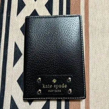 kate spade 블랙 가죽 여권 케이스