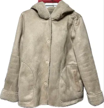 베이지 후드 부착 무스탕 코트