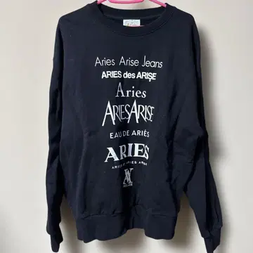Aries 로고 프린트 맨투맨 블랙