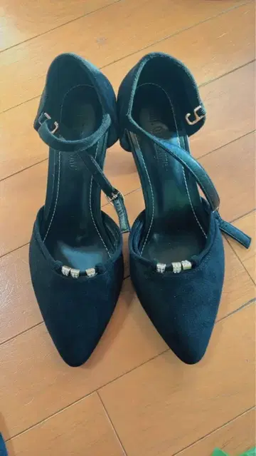 비쥬 장식 블랙 스웨이드 펌프스