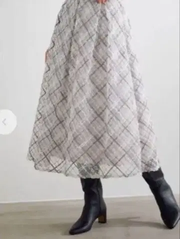 화이트 계열 체크 무늬 플레어 롱 스커트