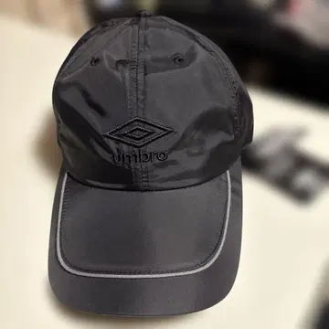미사용 umbro 블랙 야구 모자 55~57cm