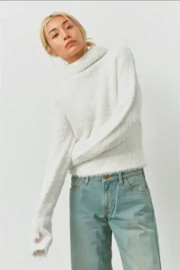 화이트 포근 터틀넥 니트