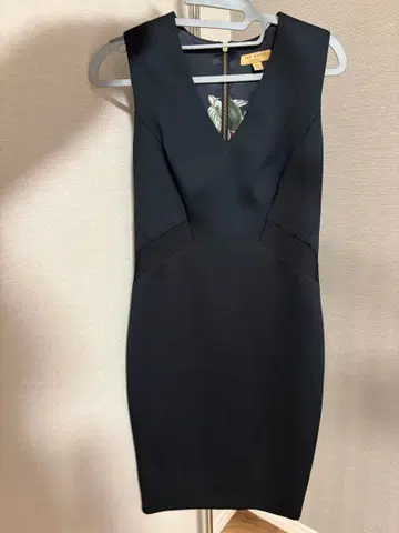 TED BAKER V넥 타이트 원피스