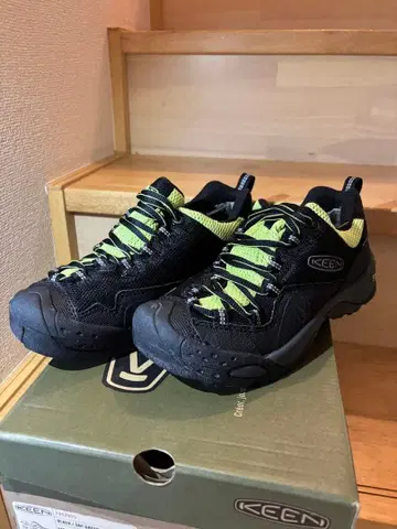 KEEN DELAEAGA 블랙/사파이어 그린 23cm