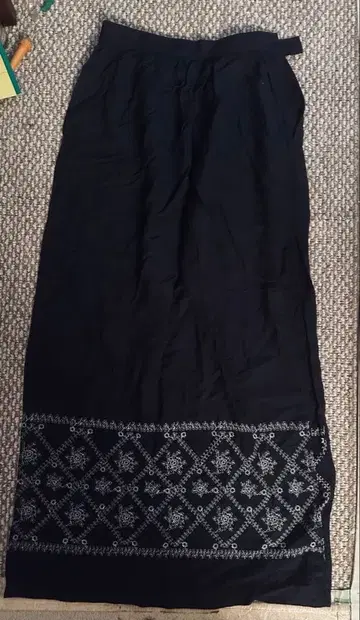 아르마니진스 롱 스커트 화이트 자수, 슬릿 깊음