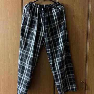 블랙과 화이트 체크 무늬 스트레이트 팬츠 슬랙스