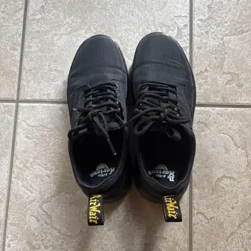 닥터마틴 에어웨어 블랙 스니커즈 24cm