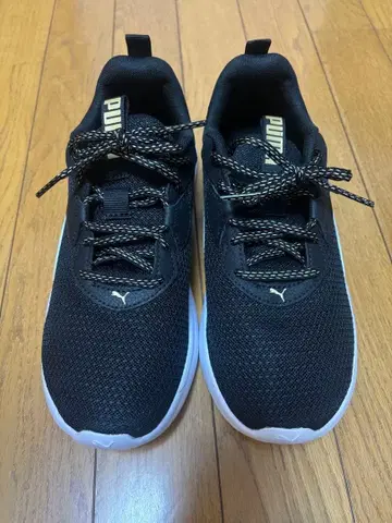 PUMA 블랙/골드 스니커즈