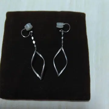 10K 리프형 트위스트 디자인 귀찌