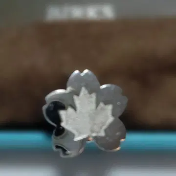 Birks 메이플 리프 실버 라펠 핀