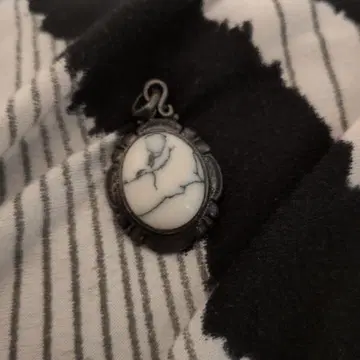 빈티지풍 화이트 스톤 펜던트