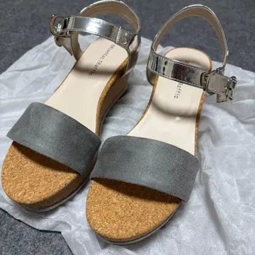 오리엔탈 트래픽 그레이 웨지 샌들